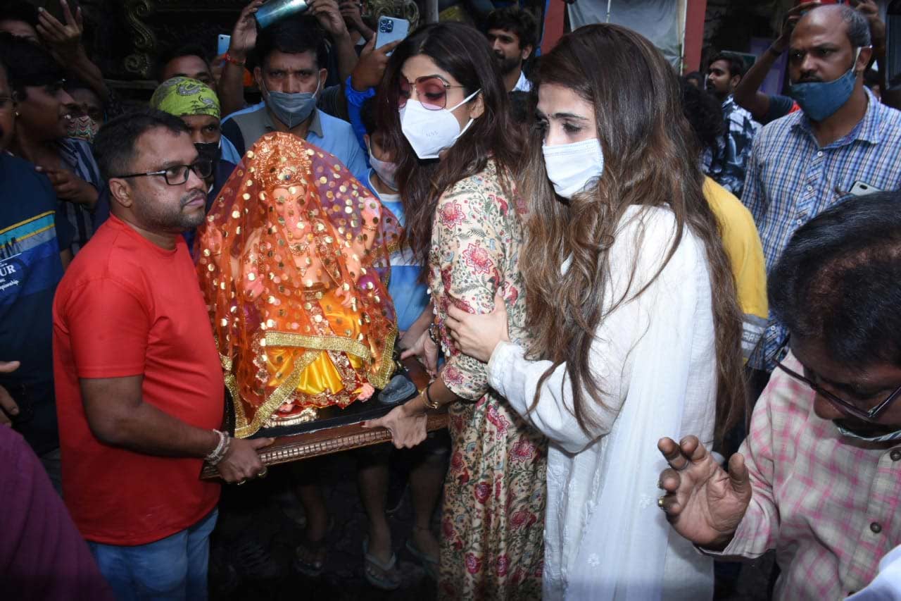 Shilpa Shetty was snapped by the shutterbugs at Lalbaug as she brings Lord Ganesh home. The actress celebrates Ganesh Chaturthi with fervour and enthusiasm, and this year is no different.