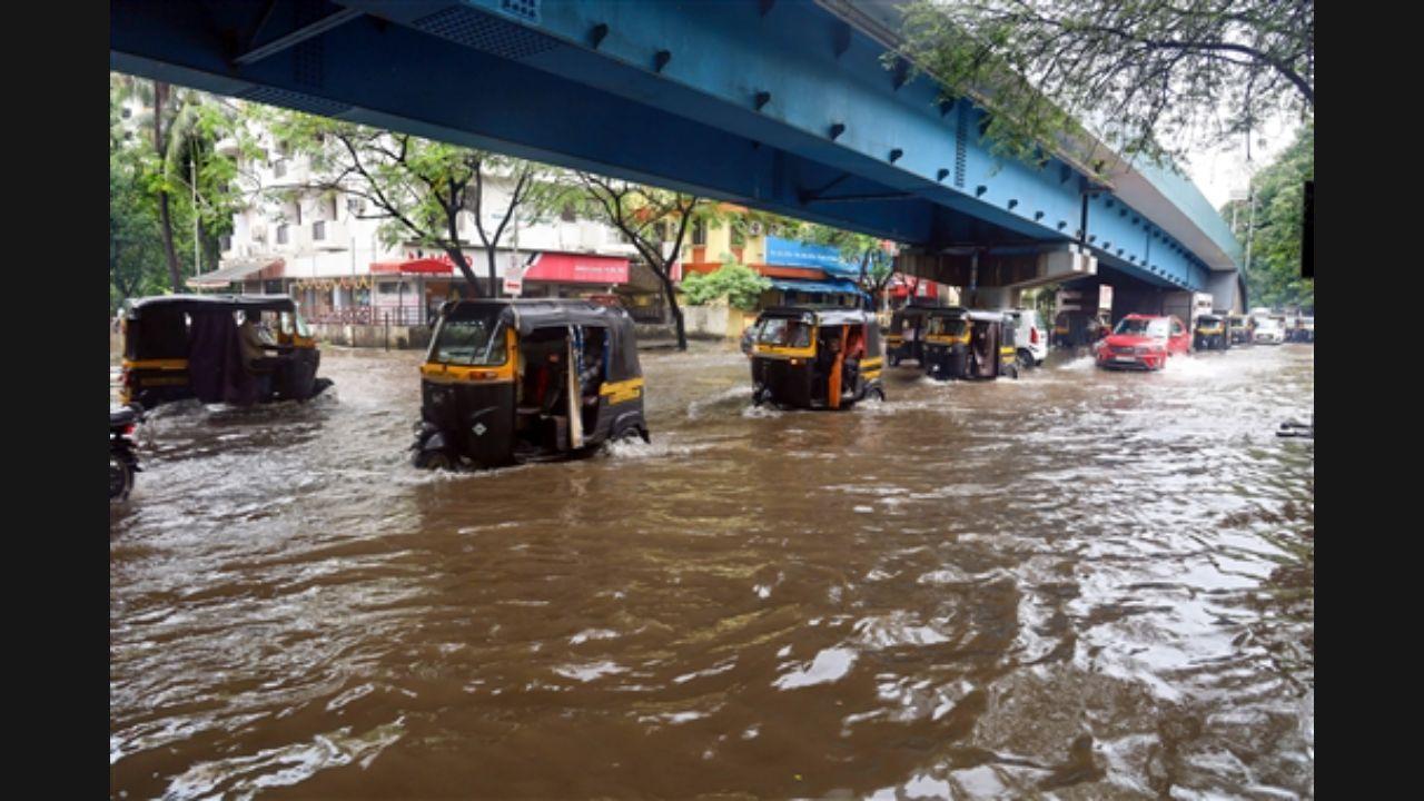 Heavy showers lashed Thane and adjoining  Palghar on Tuesday and Wednesday, inundating several low-lying areas in the two districts. Though the two districts did not report any casualties, several houses were submerged in floodwaters and people were marooned, the officials said. Pic/PTI