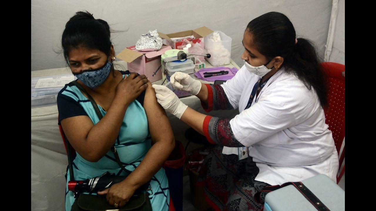 This week, the BMC also plans to hold exclusive vaccination sessions for students and teachers and “overdue second dose” beneficiaries apart from women. Pic/Shadab Khan