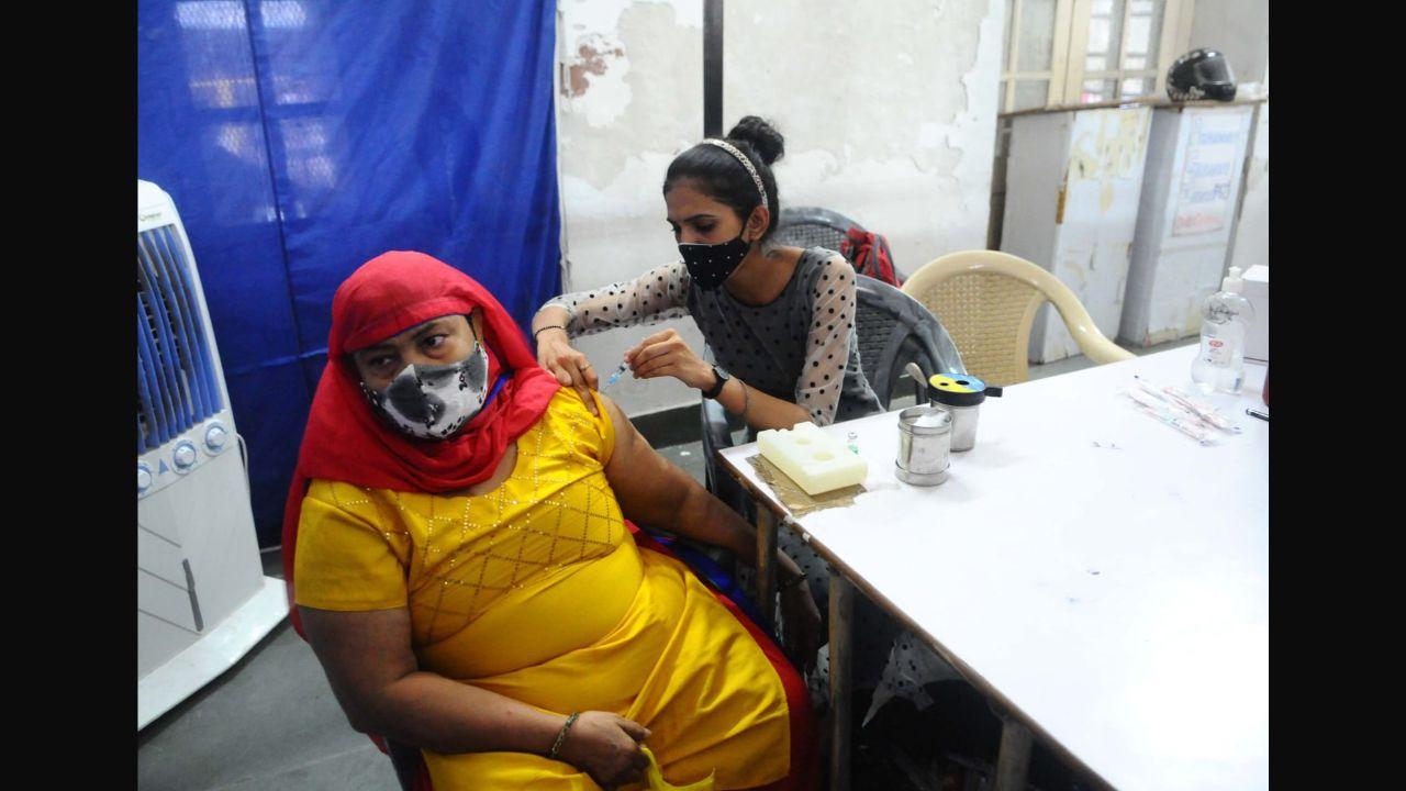 The countrywide vaccination drive was rolled out on January 16 with healthcare workers (HCWs) getting inoculated in the first phase. The vaccination of frontline workers (FLWs) started on February 2. Pic/Pallav Paliwal