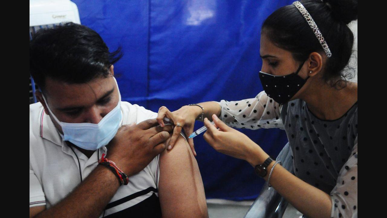 A health worker administers Covishield vaccine during a special vaccination drive in New Delhi. Pic/Pallav Paliwal