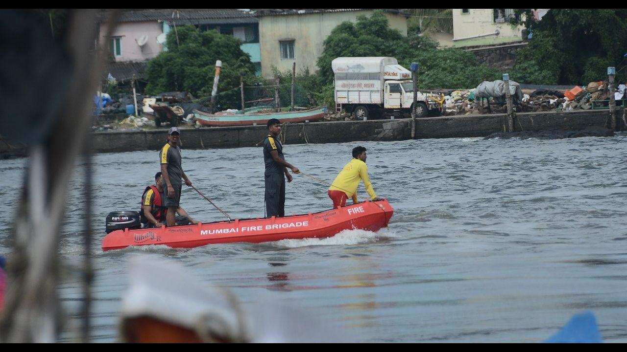 A total of five youngsters had entered the sea at the Versova jetty on Sunday night for immersing an idol. While two of them were rescued by local people, three others were missing. Pic/Sayyed Sameer Abedi