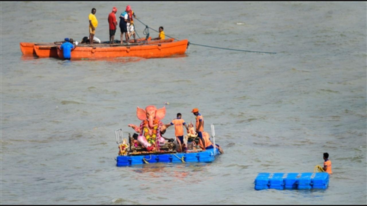 Volunteers getting ready for immersion of Lord Ganesha at Girgaum Chowpatty. The civic body has made a concentrated effort to contain the crowds at beaches and immersion sites. Pic/PTI
