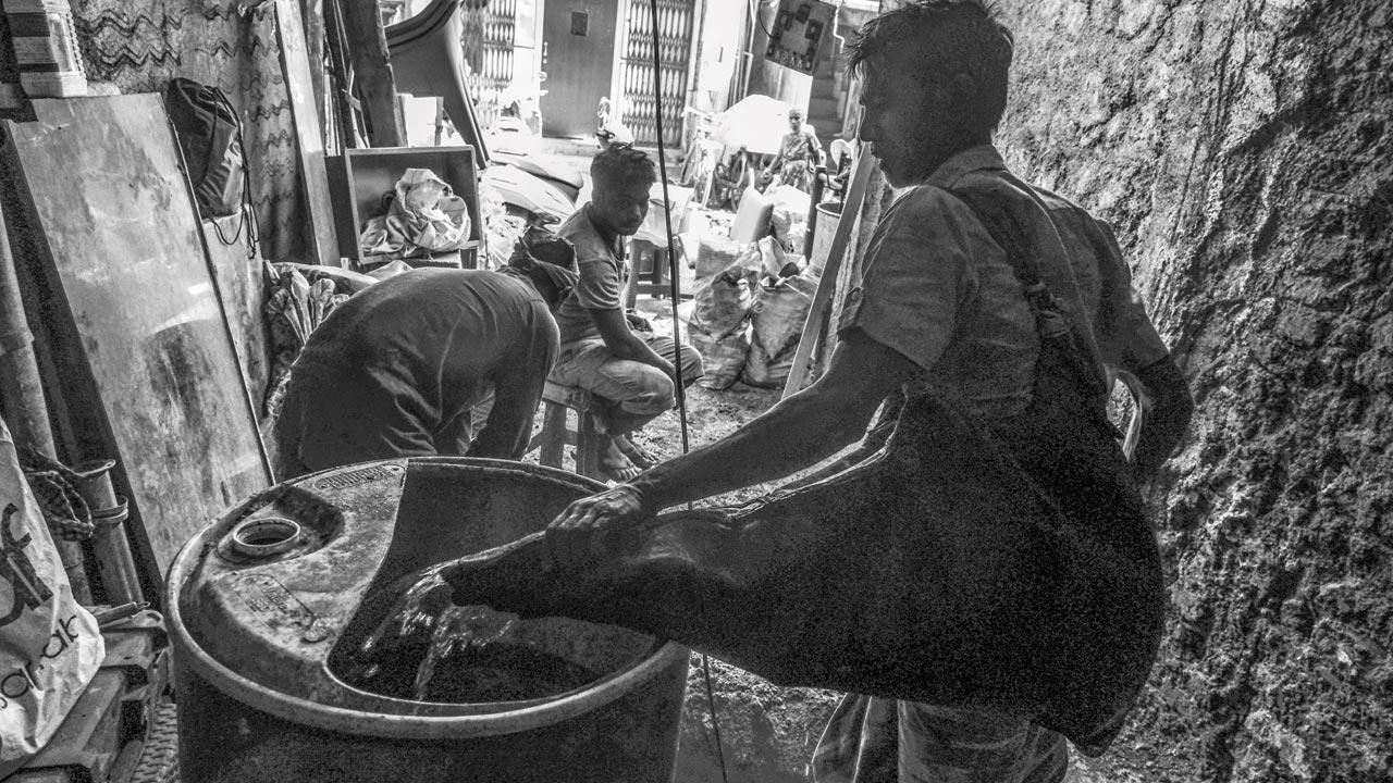 The mashaqwalas provided water in mashaqs made out of goatskin. Pics/Aslam Saiyad