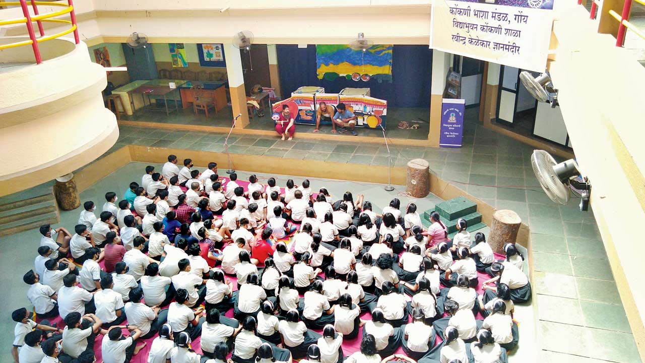 Hattamalachya Palyad  has been performed in unlikely settings like a pre-primary school courtyard in Madgaon and the prestigious MOG stage