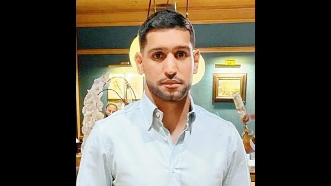 Ex-world boxing champion Amir Khan robbed at gunpoint