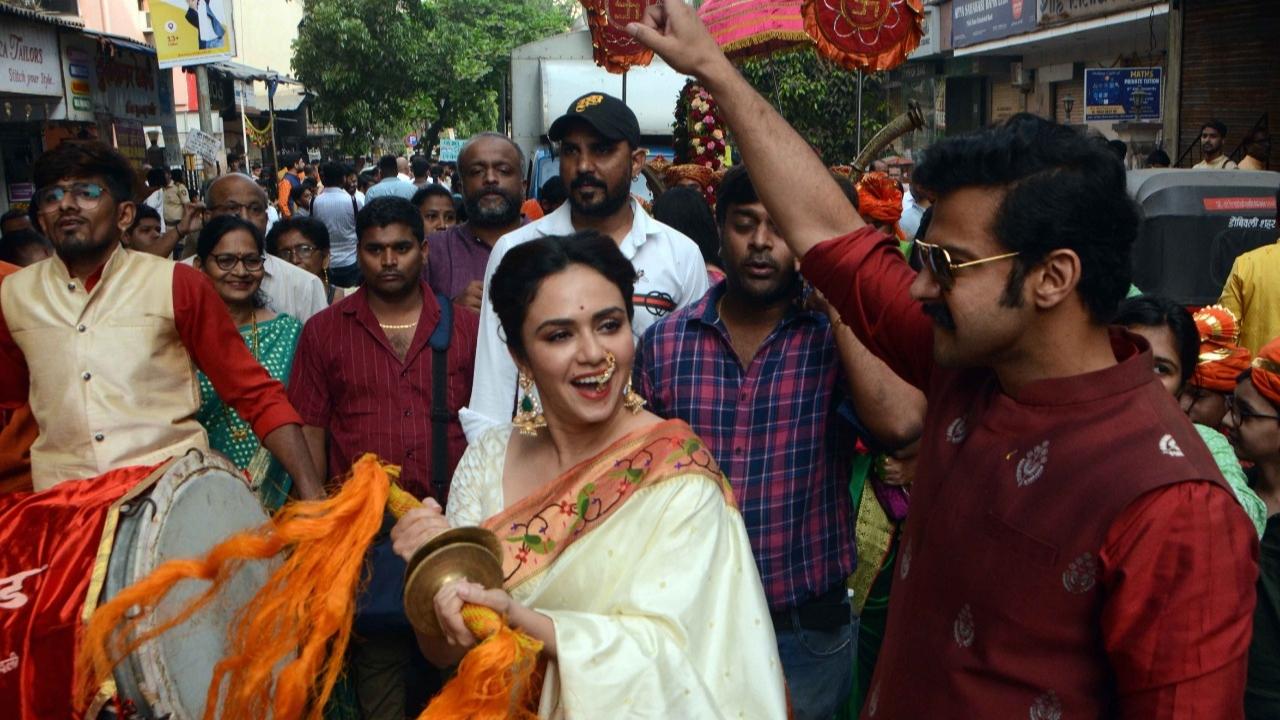 Marathi actors Adinath Kothare and Amruta Khanvilkar participated in the Gudi Padwa procession in Girgaon, Mumbai. Pic/Satej Shinde
