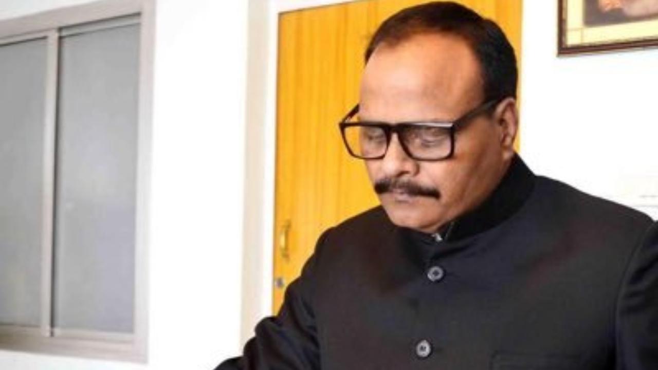 Uttar Pradesh: Man carries wife to hospital on cart, deputy CM orders probe