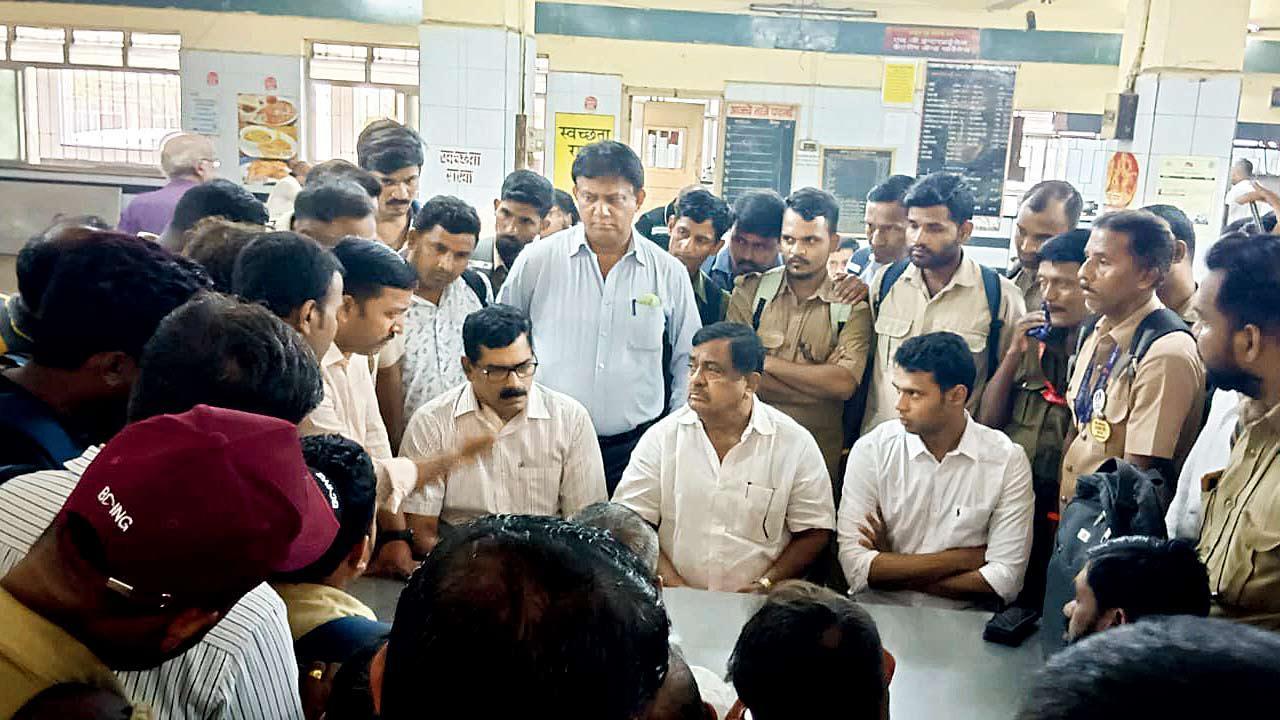 Flash strike by BEST drivers affects passengers on second day