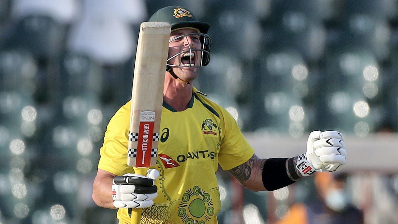 Ton-up McDermott propels Oz to 348-8