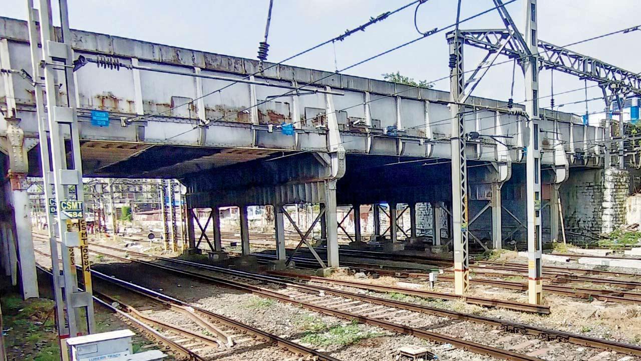 Carnac bridge in South Mumbai could come crashing down: Railways reminds BMC