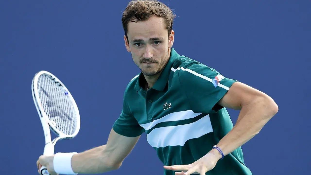 Wimbledon bans  players from Russia