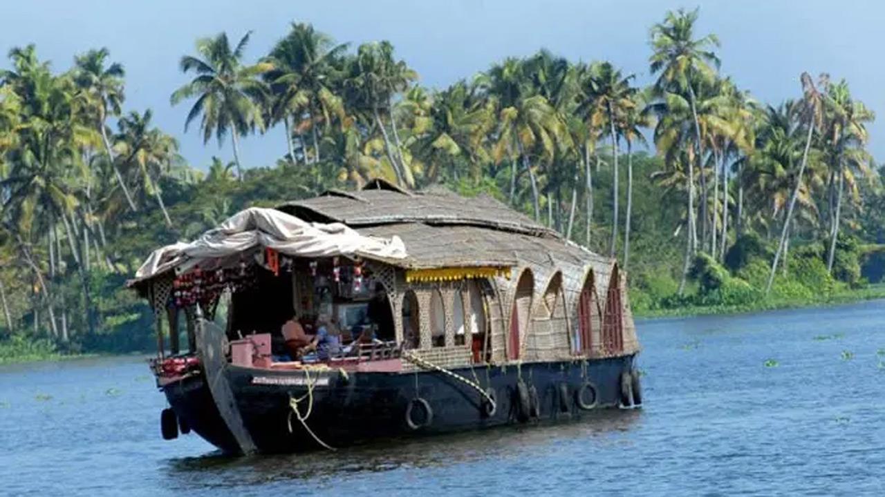 Jammu and Kashmir: Seven houseboats gutted in fire at Srinagar's Nigeen Lake