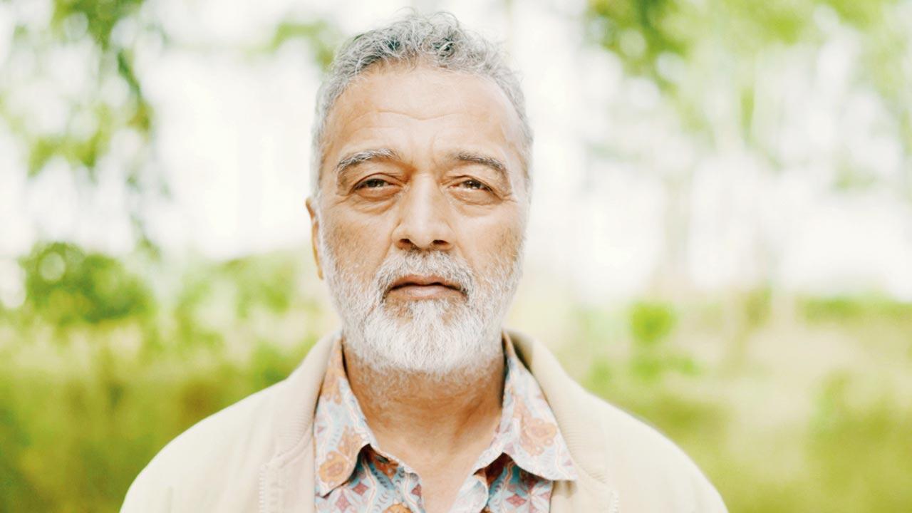 Screengrabs from the video Intezaar