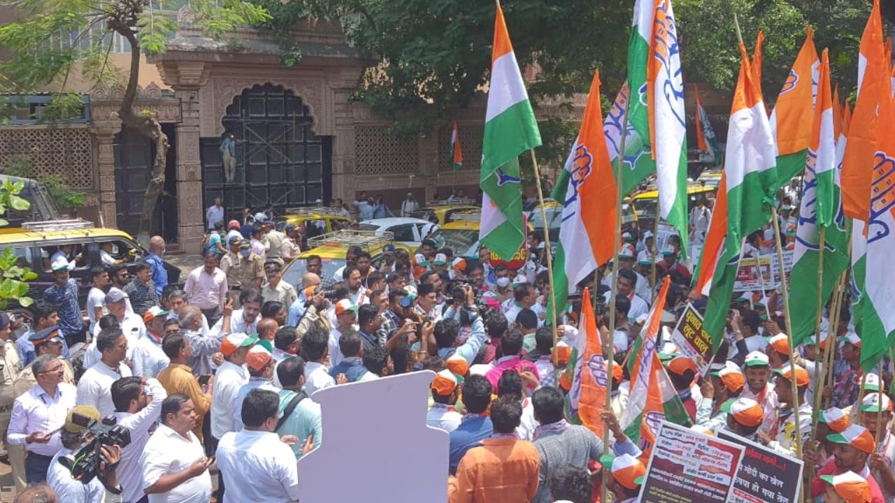 Congress workers organised a massive protest against rising fuel prices and inflation outside Dadar. Pic/Official Twitter Handle Mumbai Congress