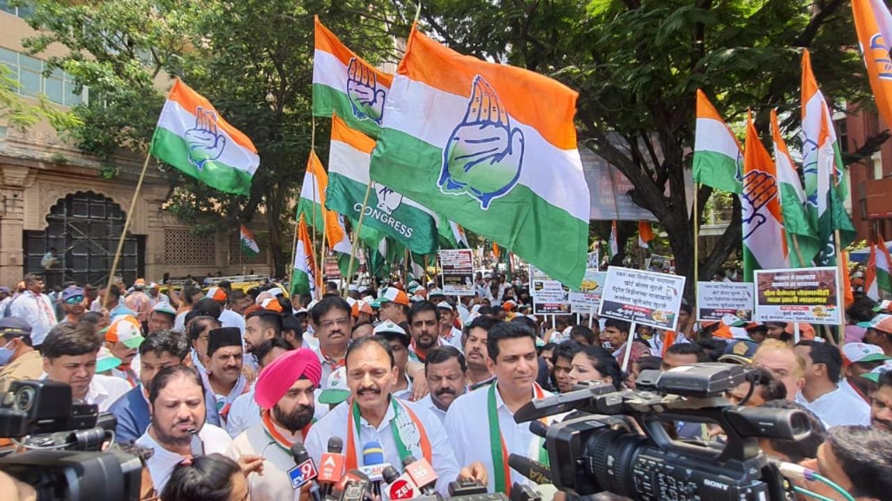 Mumbai Congress workers protesting at Dadar. Petrol in the national capital crossed the Rs 105 mark today, whereas, in Mumbai, it has surpassed Rs 120. Pic/Official Twitter Handle Mumbai Congress