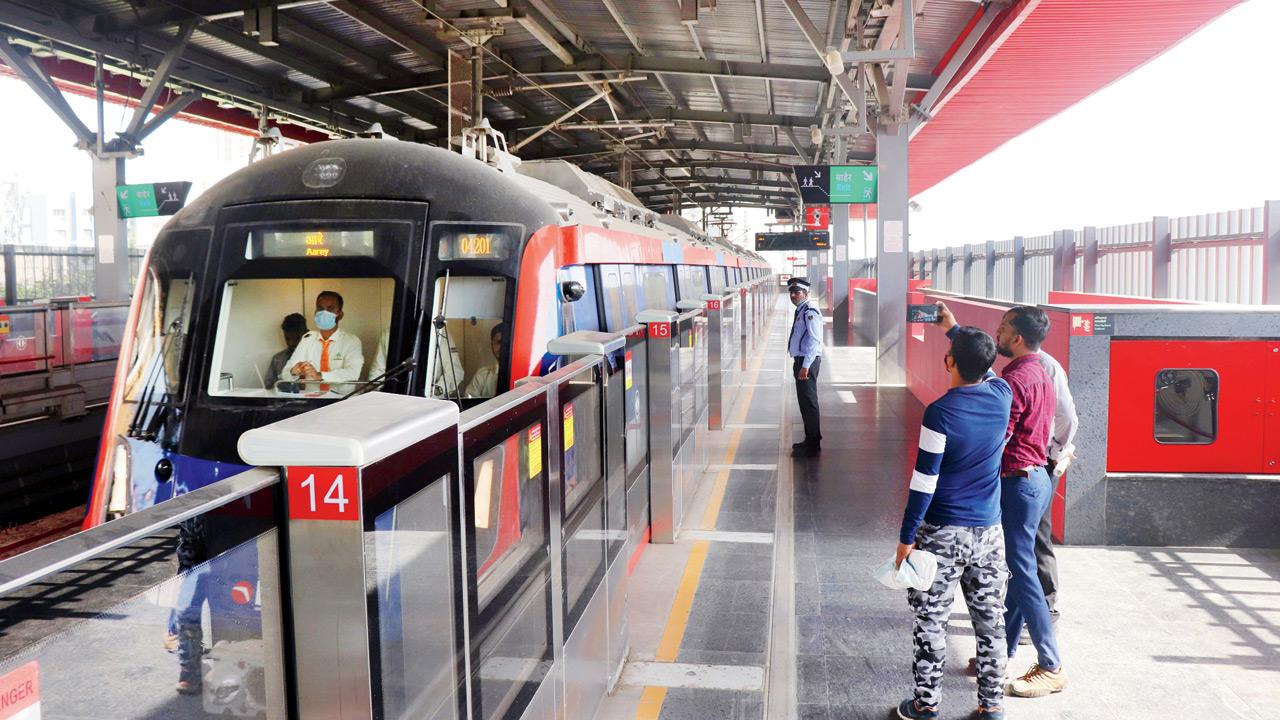 A metro arrives at Borivli East station on Sunday morning. Pics/Anurag Ahire