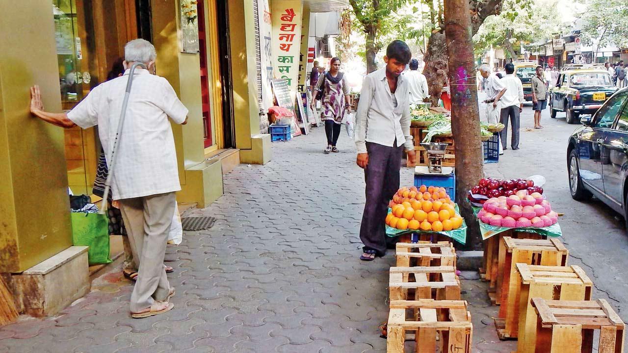 Book cops, babus taking bribes from hawkers: Mumbai CP directs Crime Branch