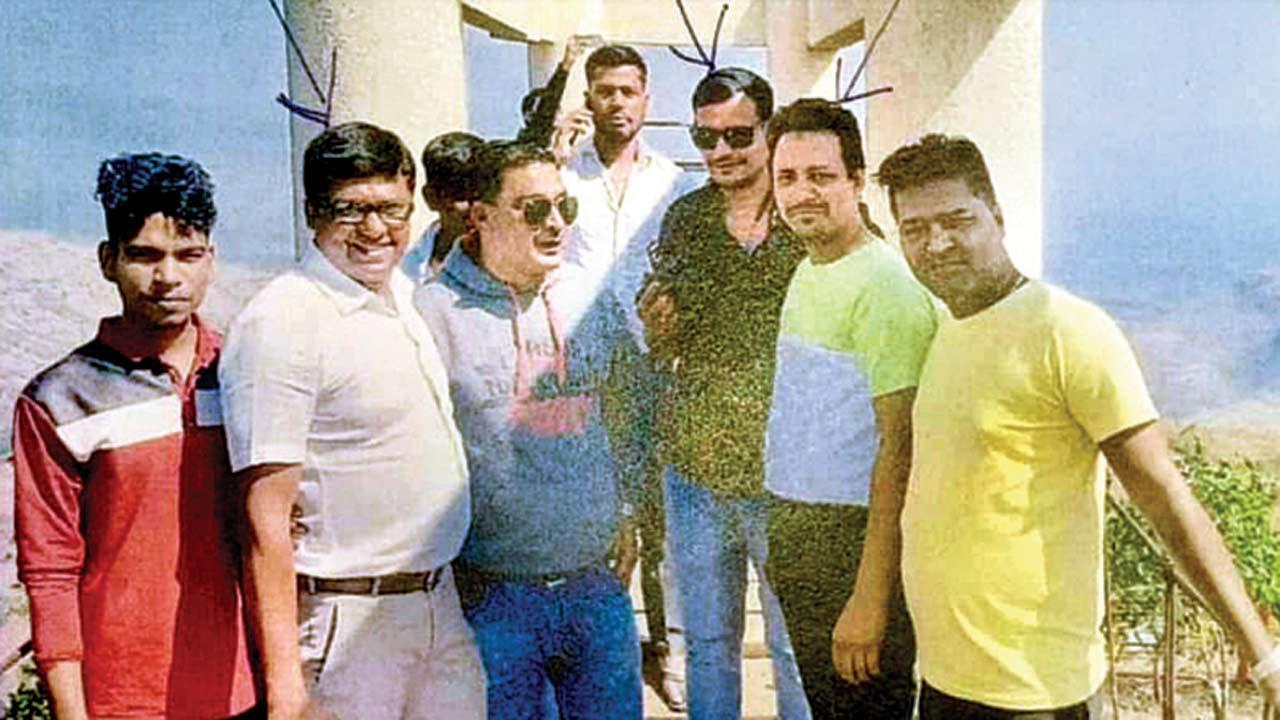 Out on parole, dreaded murder convict parties with 3 constables of Nagpur Central Jail