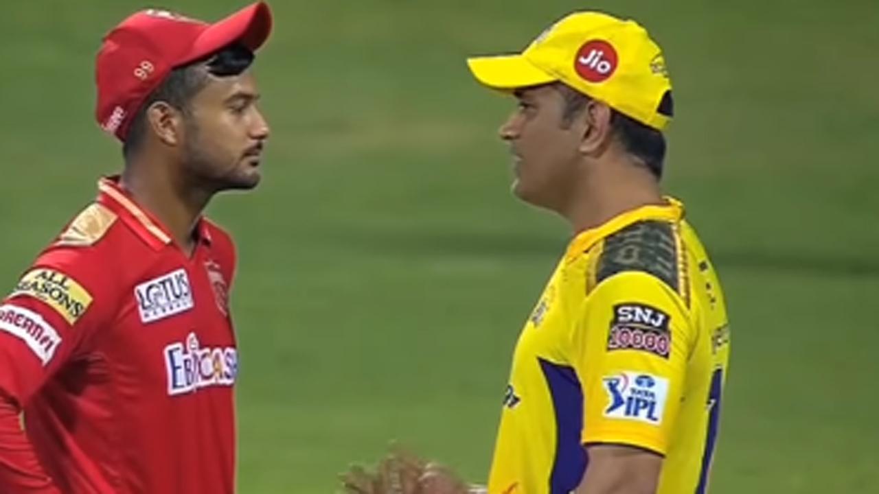 Viral video: Anil Kumble, Mayank Agarwal, Shikhar Dhawan catch up with MS Dhoni after match