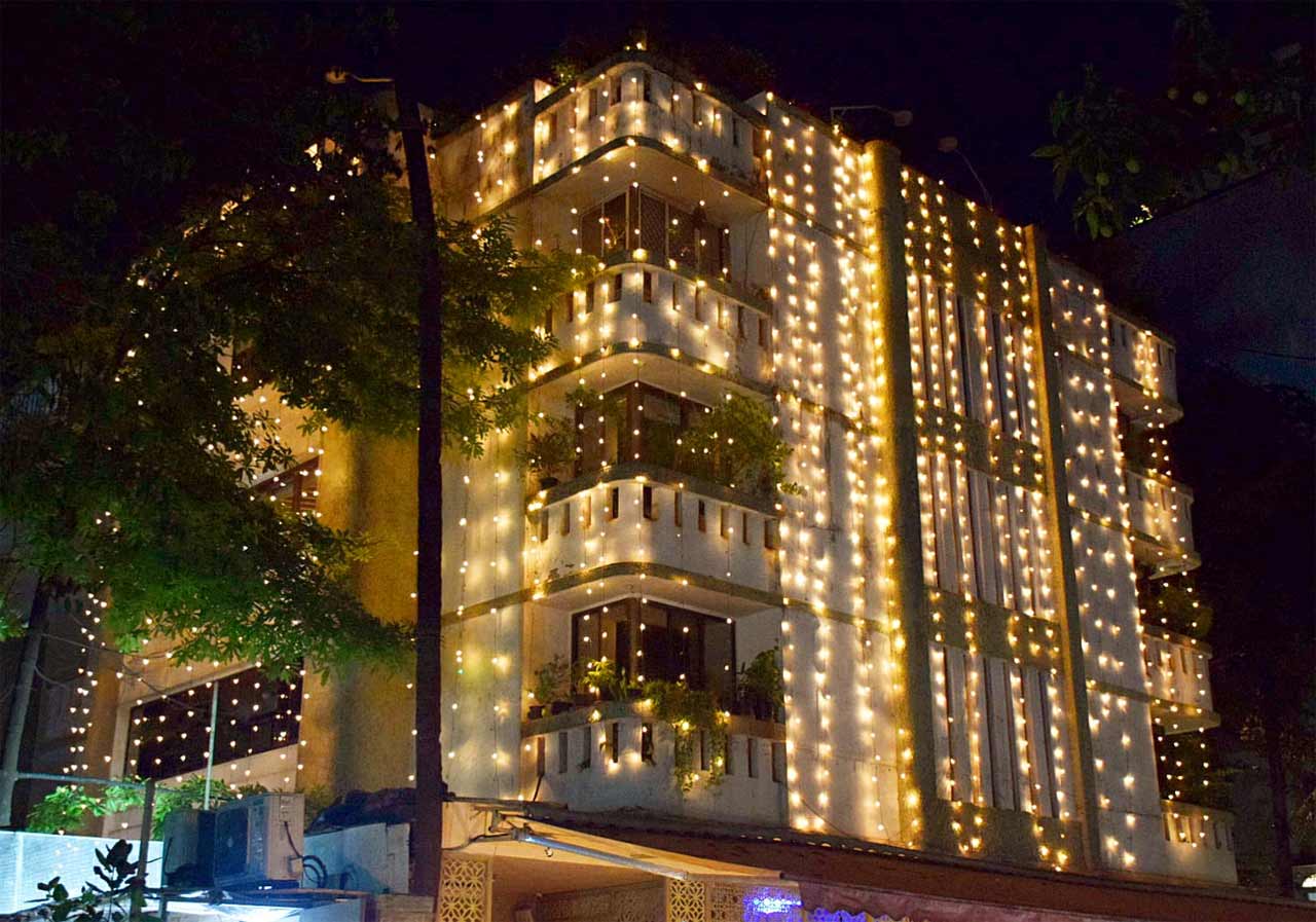 The wait is finally over! Lovebirds Ranbir Kapoor and Alia Bhatt will tie the knot on the occasion of Baisakhi on Thursday. After Ranbir Kapoor's home, RK Studios and under-construction Chumber property were lit up for the occasion, Alia's Juhu residence was also seen decked up for the special day.