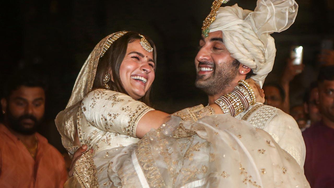Newlyweds Ranbir Kapoor, Alia Bhatt dance their hearts out to SRK's 'Chaiyya Chaiyya'