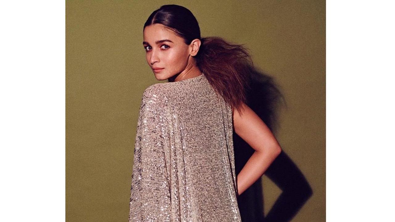 Alia's blingy sequinned dress featured a kimono sleeve with cutouts at the waist. The actress completed the look with silver heels and chose to ditch the acessories. The ponytail and minimal make-up complements the look. 