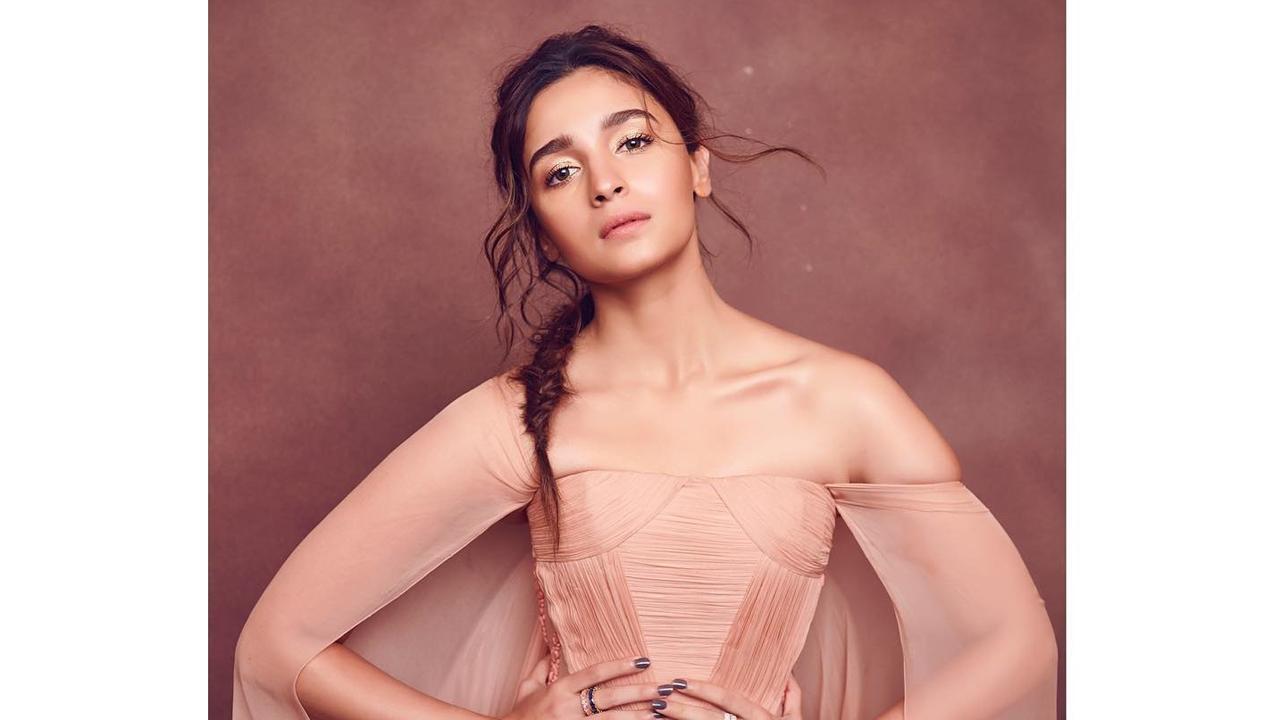 Alia Bhatt stuns in a peach gown with a trail that makes her look like a Disney princess. The strapless gown featured a corset bodice. The bow at the back that added a dramatic touch to the look. 
