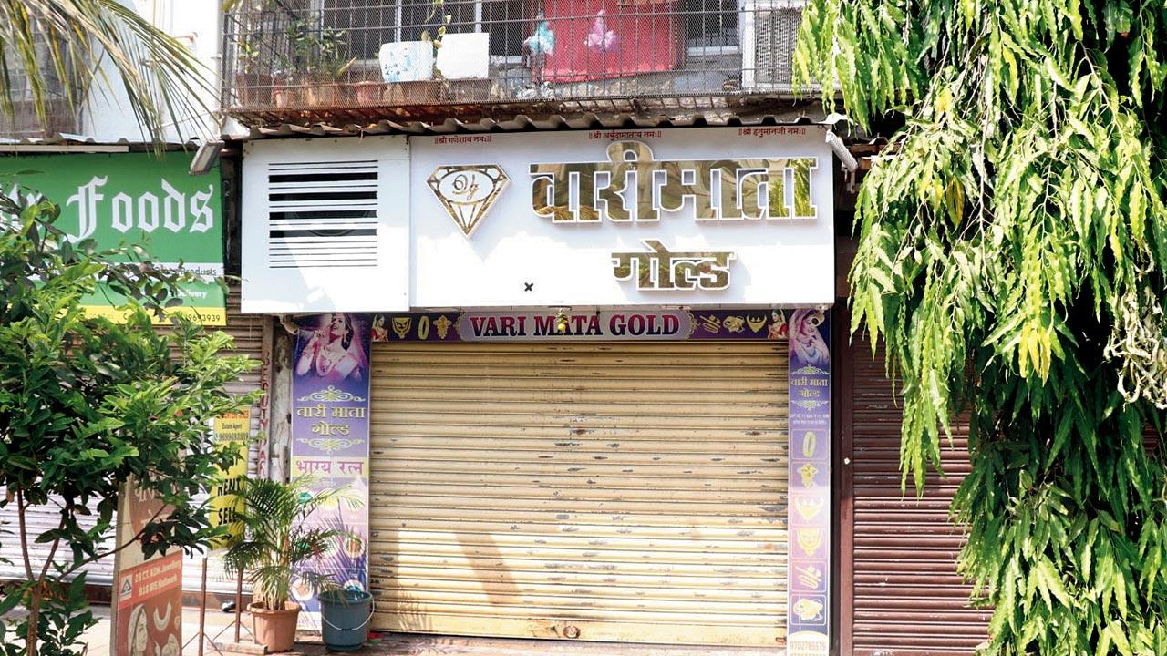 ‘Mango sellers’ had targeted this Thane jewellery shop some time ago. Pic/Rajesh Gupta