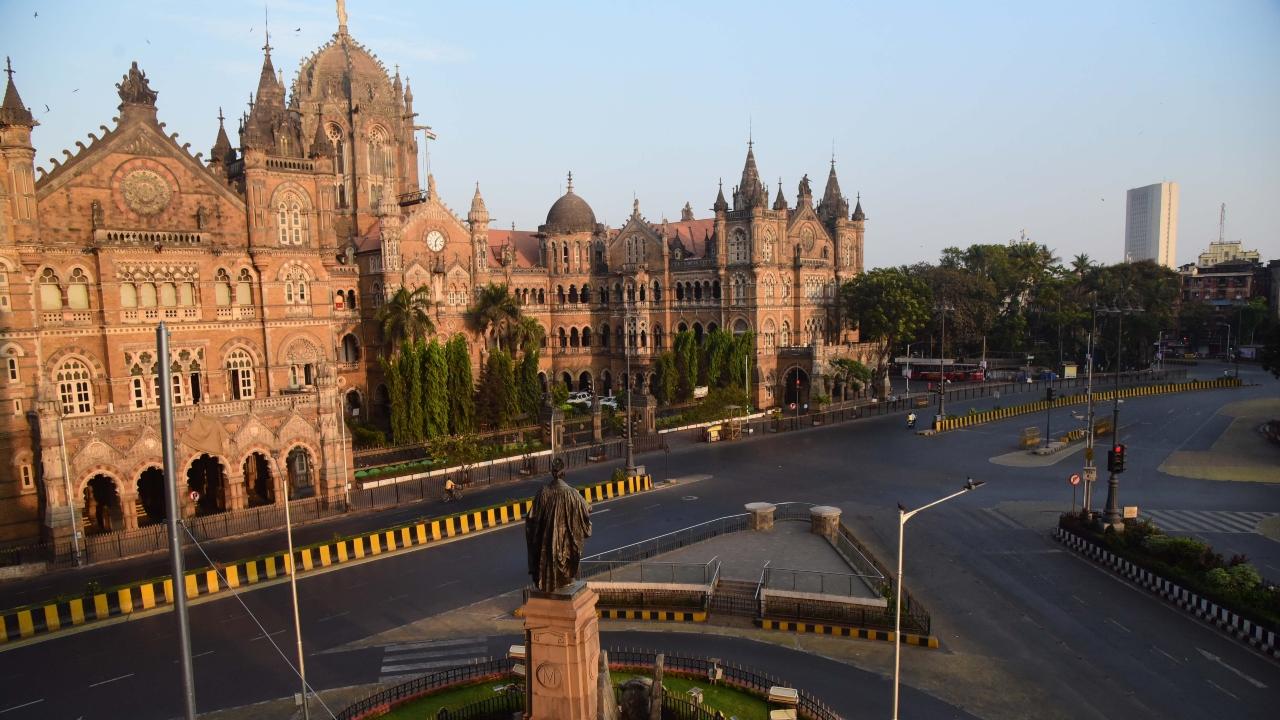 2020: The area outside CSMT, that is always bustling considering its terminus status, was completely deserted on March 28, 2020, the first month of the lockdown. Pic/Suresh Karkera