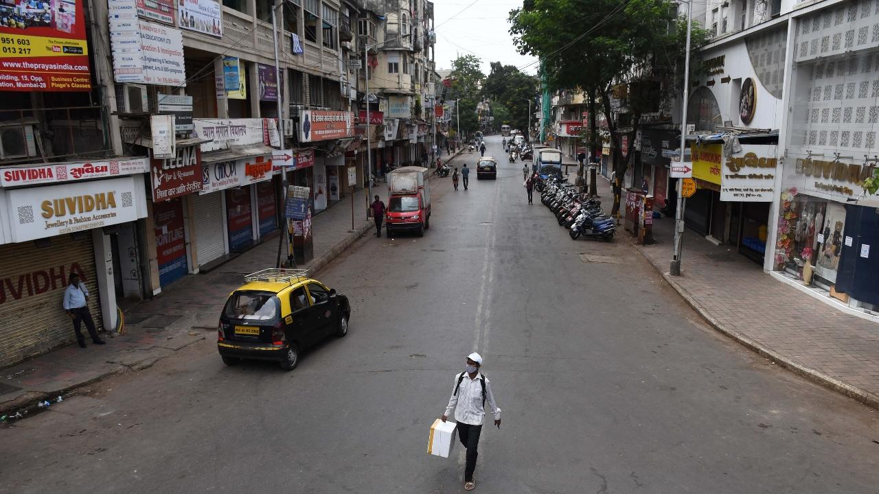 2020: Hardly a few people in sight at Dadar market on April 4, 2020, right at the beginning of the Covid-19 induced lockdown. People were unsure of what was really happening and stayed indoors out of fear. Pic/Ashish Rane