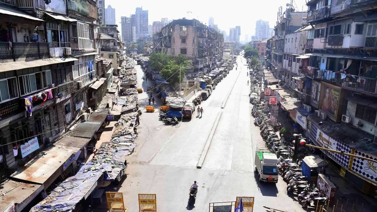 2020: An unusually deserted Bhendi Bazar Road during Ramzan back in April 2020. Pic/Shadab Khan