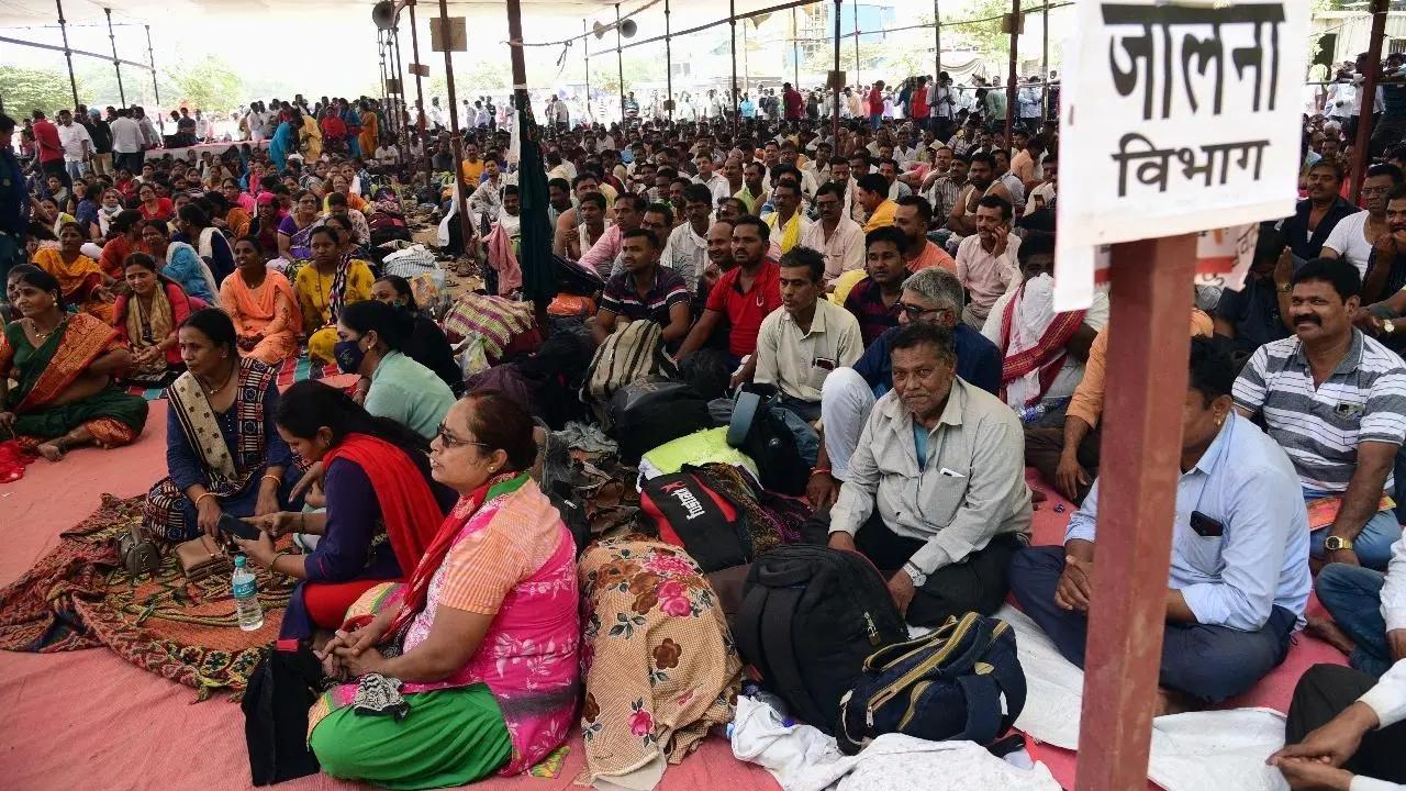 Mumbai: Striking MSRTC workers protest outside Sharad Pawar's house, blame him for their losses