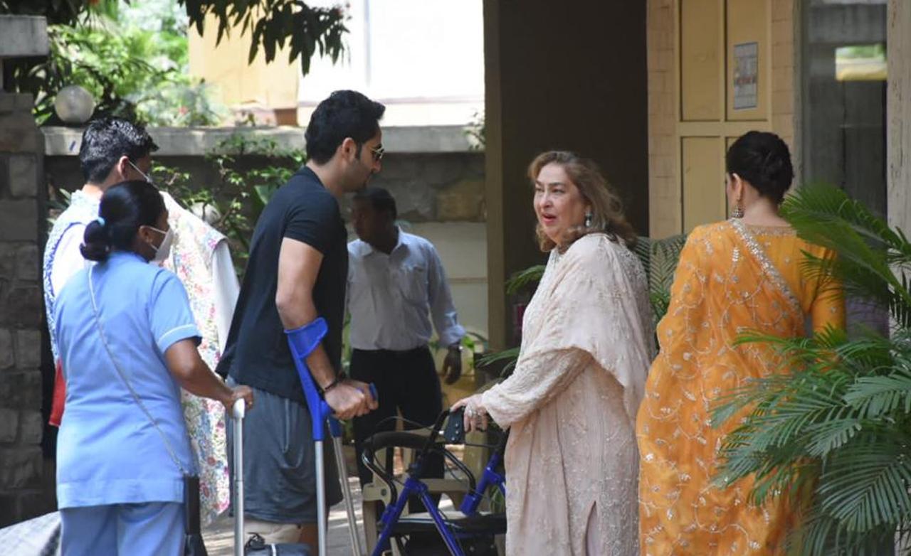 The cameras spotted Reema Jain along with Ranbir’s cousin Armaan Jain at Ranbir Kapoor's home Vastu. Armaan was spotted on crutches. Security arrangements outside Ranbir Kapoor's house are made as celebrations for his wedding with Alia Bhatt have begun today. 