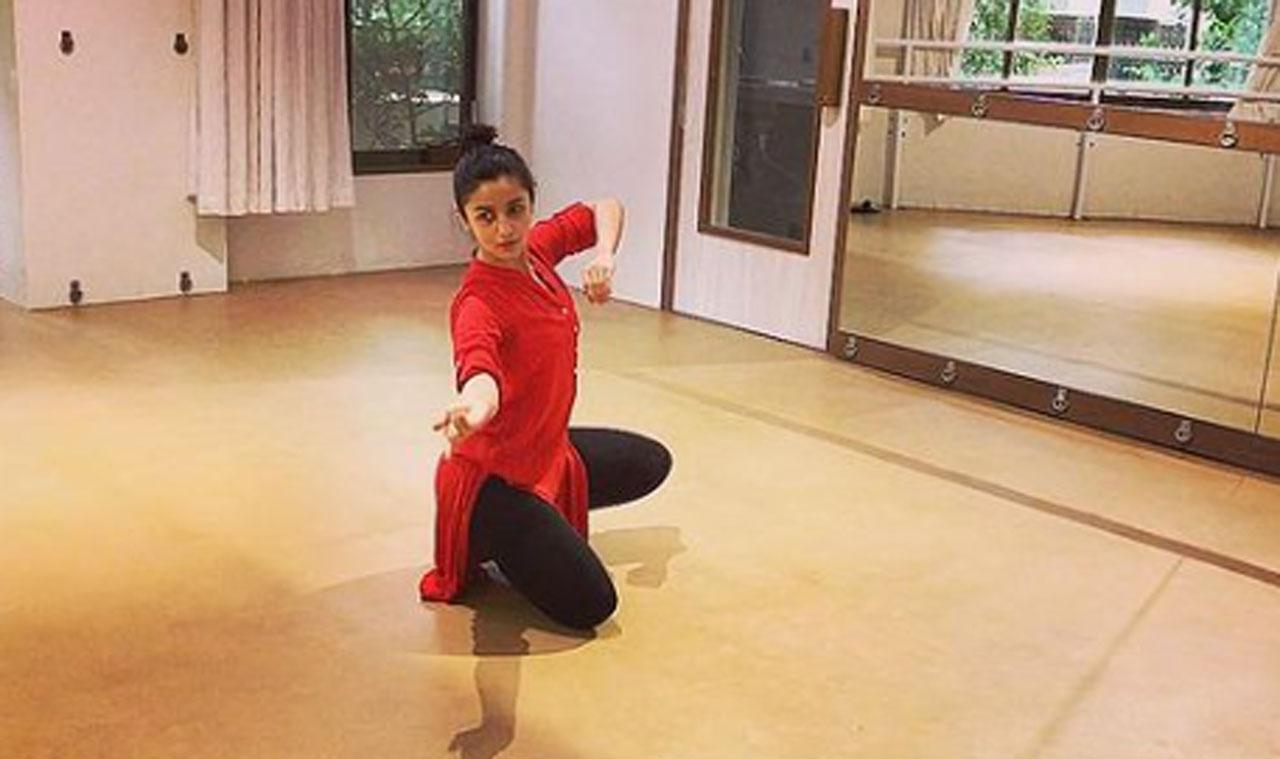 Who said only gymming and yoga lead to a fit body ? Alia is also very fond of dancing and this post, all the way back from 2017, is proof of the same. She was dancing away on a rainy day.