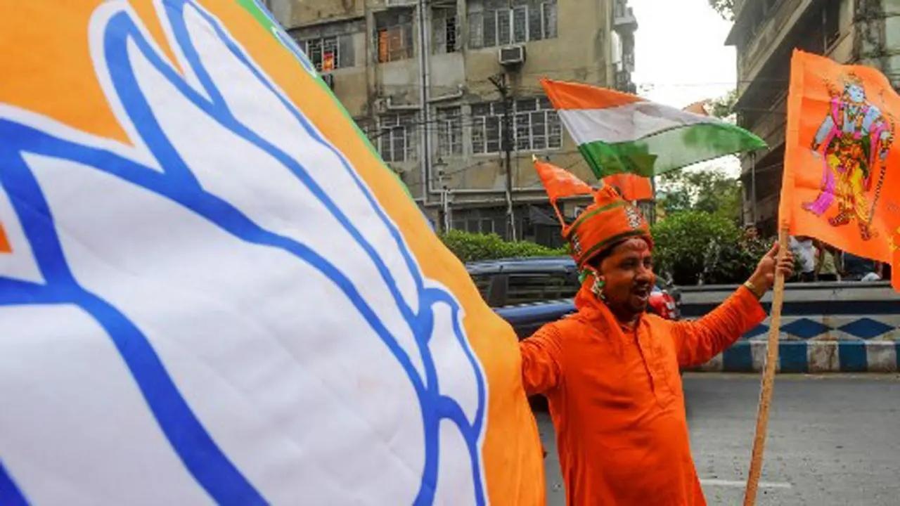Mumbai: BJP leaders protest outside police station demanding action over attack on party vehicle