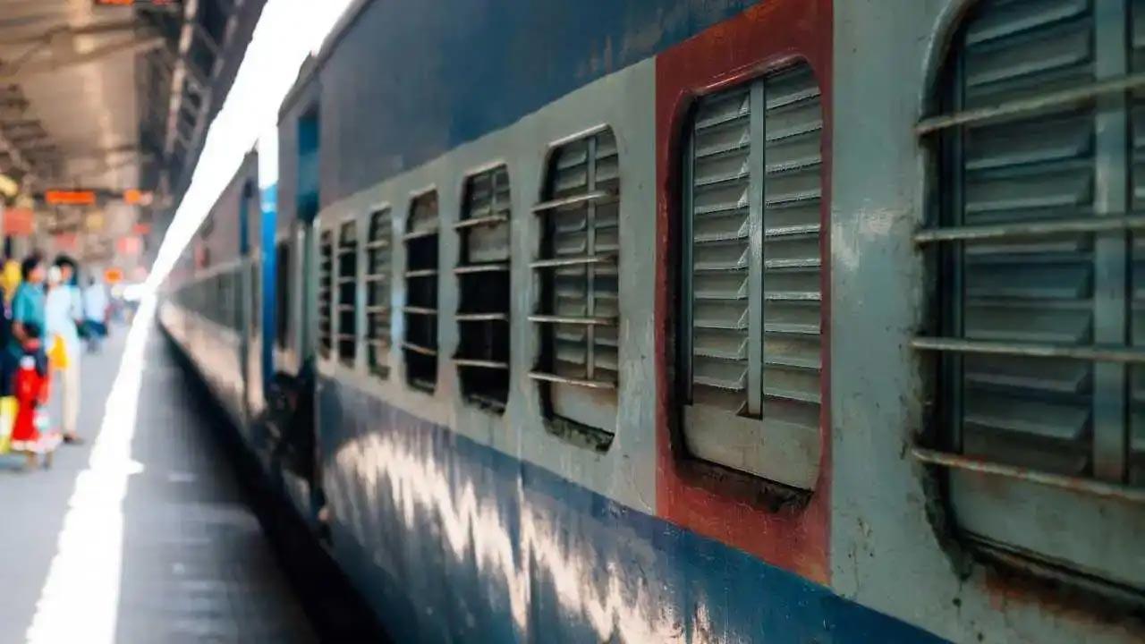 Mumbai: Four-day-old girl found abandoned in train lavatory