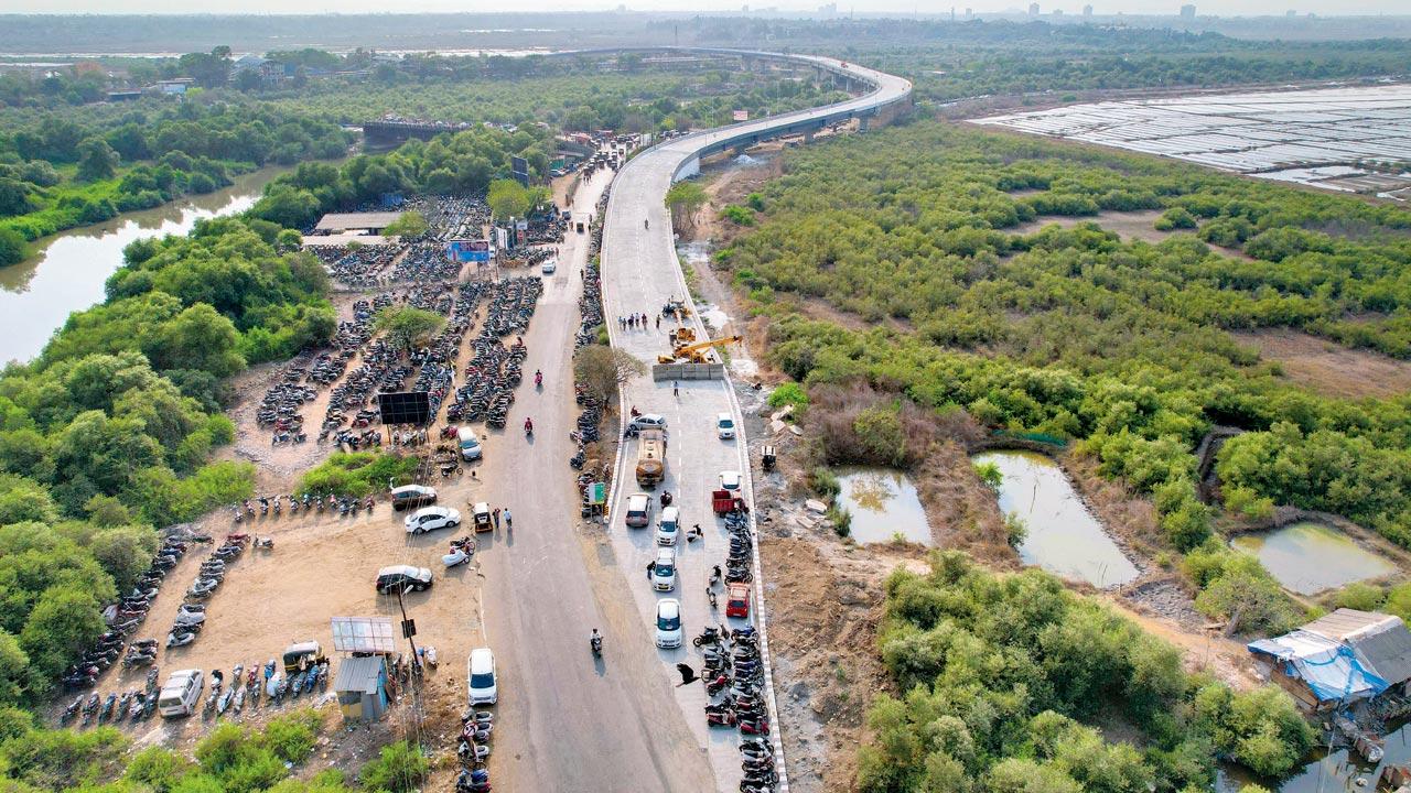 Vehicles parked at the end of the bridge, in Naigaon East, on Monday. Pics/Hanif Patel
