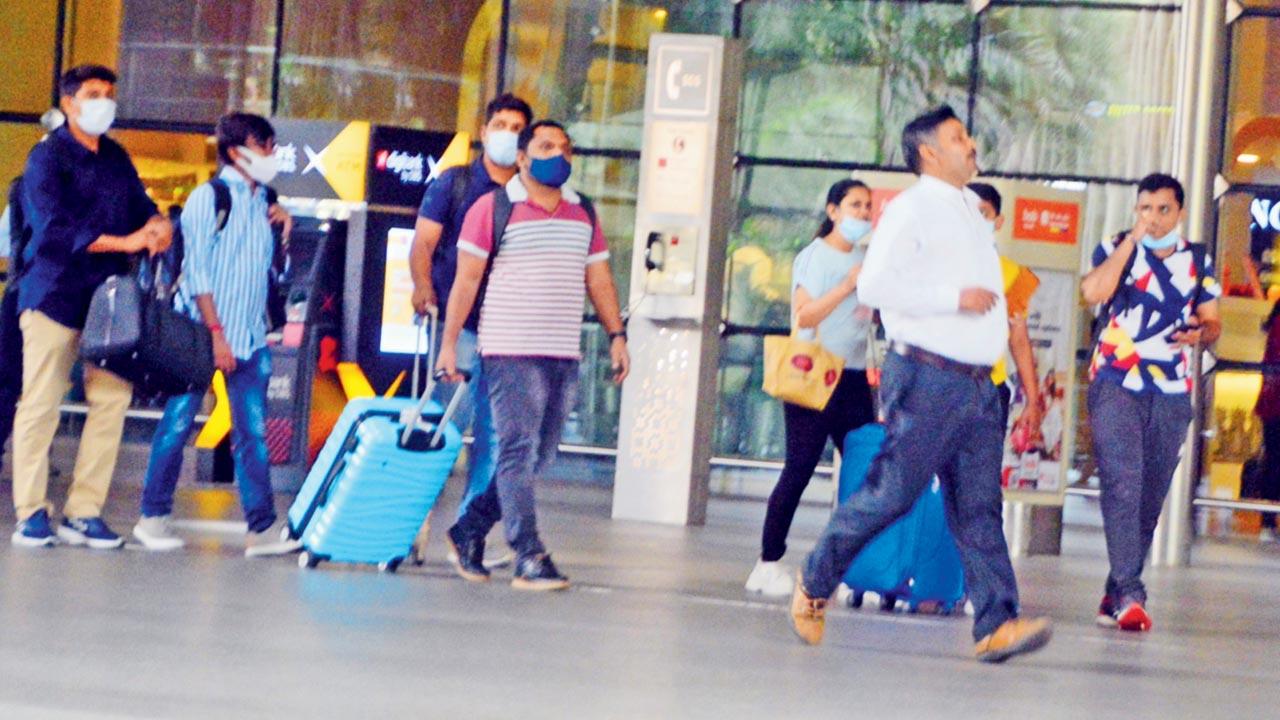 Travellers arrive at the Chhatrapati Shivaji Maharaj International Airport on Wednesday. Pic/Sameer Markande