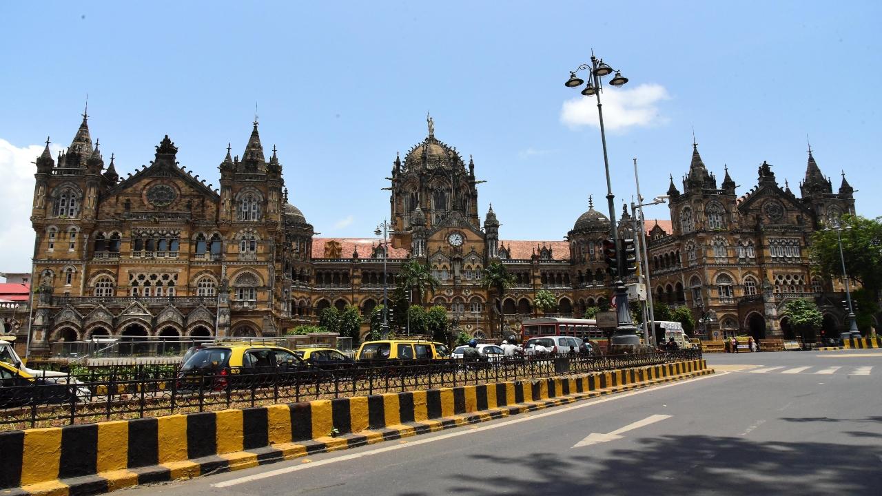 Chhatrapati Shivaji Maharaj Terminus (CSMT)
The CSMT monument, earlier called Victoria Terminus, was constructed at a cost of Rs 16 lakh to commemorate the golden jubilee of Queen Victoria. At the entrance of CSMT, there are statues of lion and tiger, representing Britain and India. respectively. In 1887, the terminal started with six platforms, but was later modified due to an increase in passenger footfall. In 1929, additional platforms were added to accommodate trains coming from other cities to Mumbai