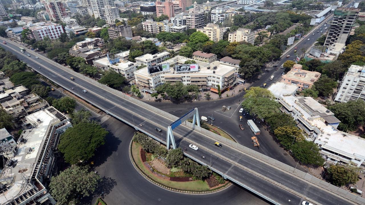 2021: This scene at the Dadar TT Circle is from just a year ago when the second wave hit the city like a sledgehammer. Everything, including the dreaded traffic at this circle, decided to take it easy. Pic/Sayyed Sameer Abedi