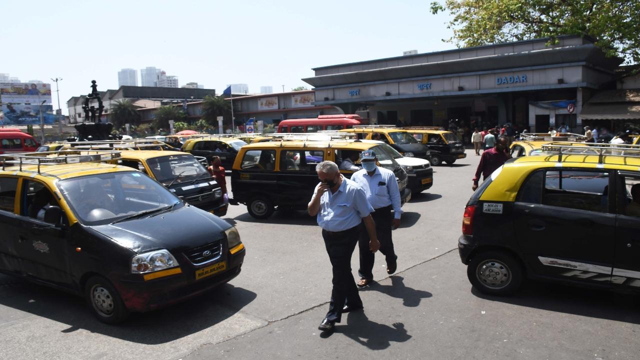 2022: The moment the lockdown restrictions were lifted, the road and fountain promptly went behind the familiar invisibility cloak. Pic/Ashish Raje