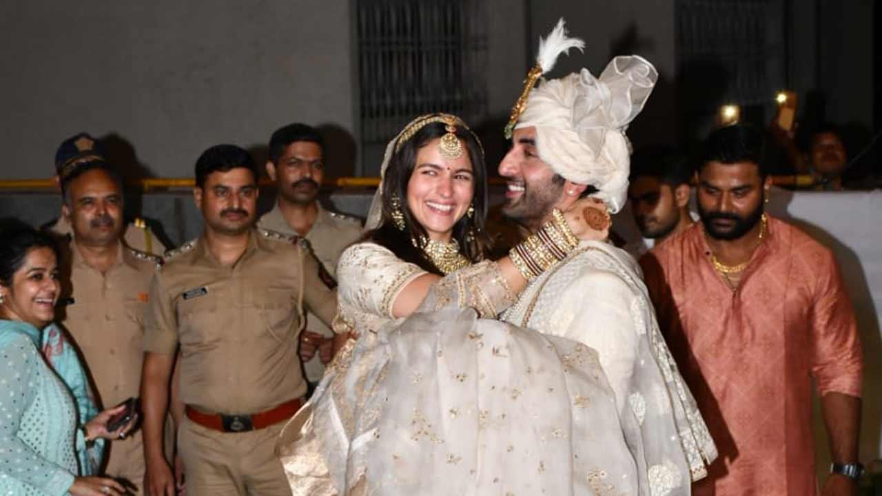 Ranbir Kapoor and Alia Bhatt officially married, actor takes home his 'dulhaniya'