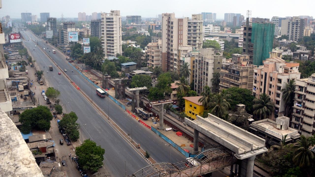 2020: This stretch of road between Chembur and Sion on the Eastern Express Highway is perennially choked by traffic. This magical scene, however, was days after the lockdown was announced in March 2020. Pic/Sayyed Sameer Abedi