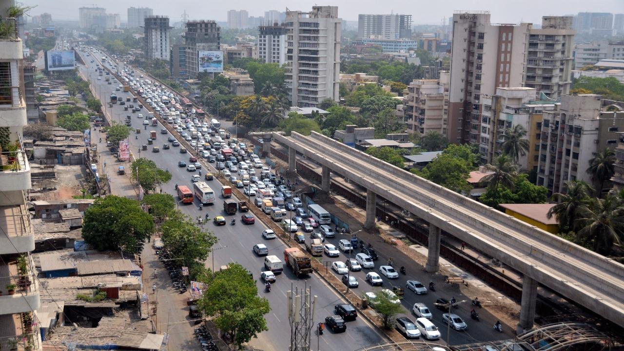 2022: The stretch on April 13. The area very quickly got back to reality after the curbs were lifted. Pic/Sayyed Sameer Abedi