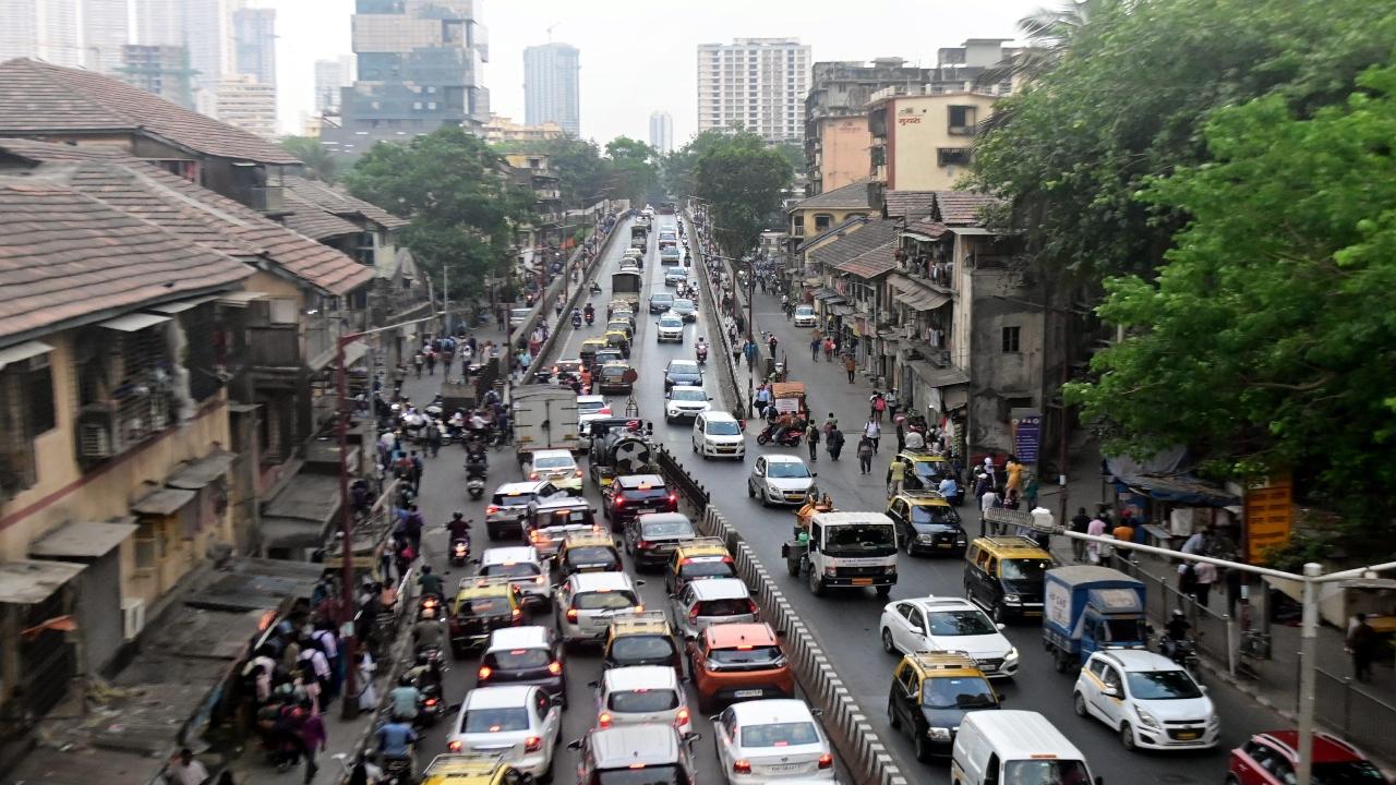 2022: In this April 13, 2022 picture, traffic had returned to its bumper-to-bumper familiarity. Pic/Bipin Kokate