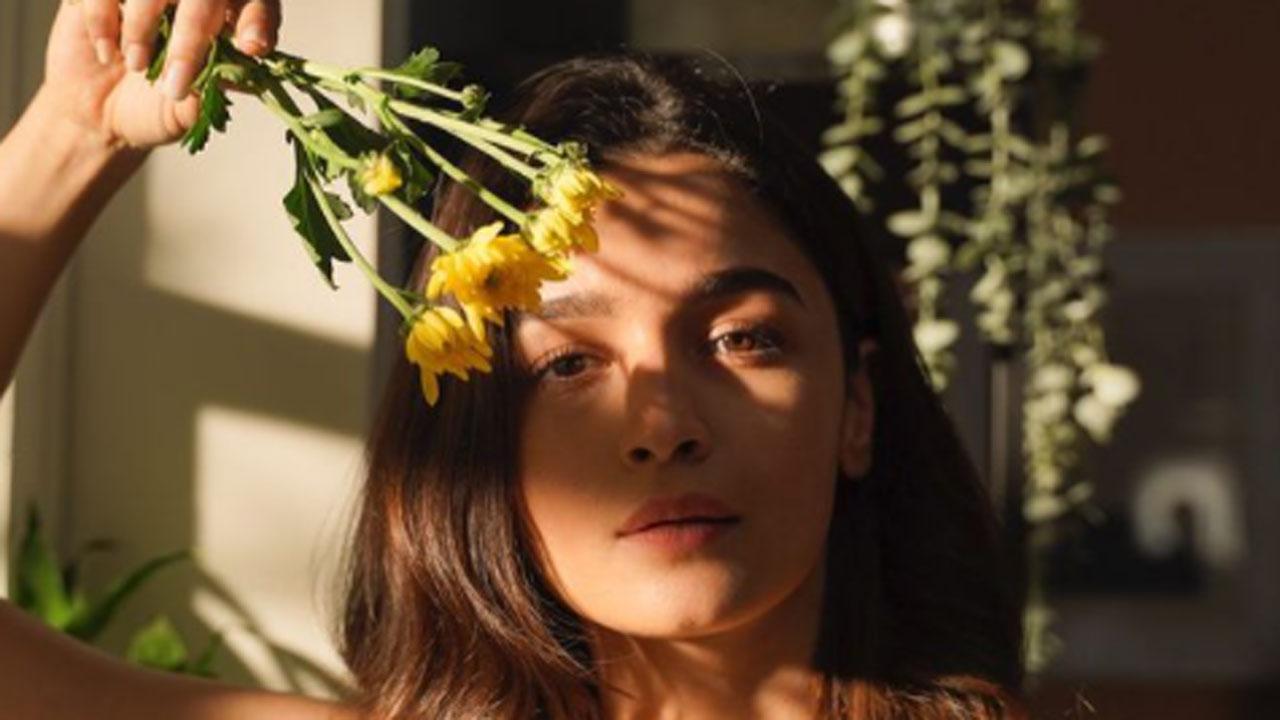 Alia Bhatt shares new picture with fans on Instagram, Priyanka Chopra can't stop gushing