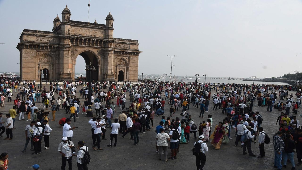 2022: Cut to the same date this year where the Gateway is teeming with visitors after the government ended all pandemic-induced curbs. Pic/Ashish Raje
