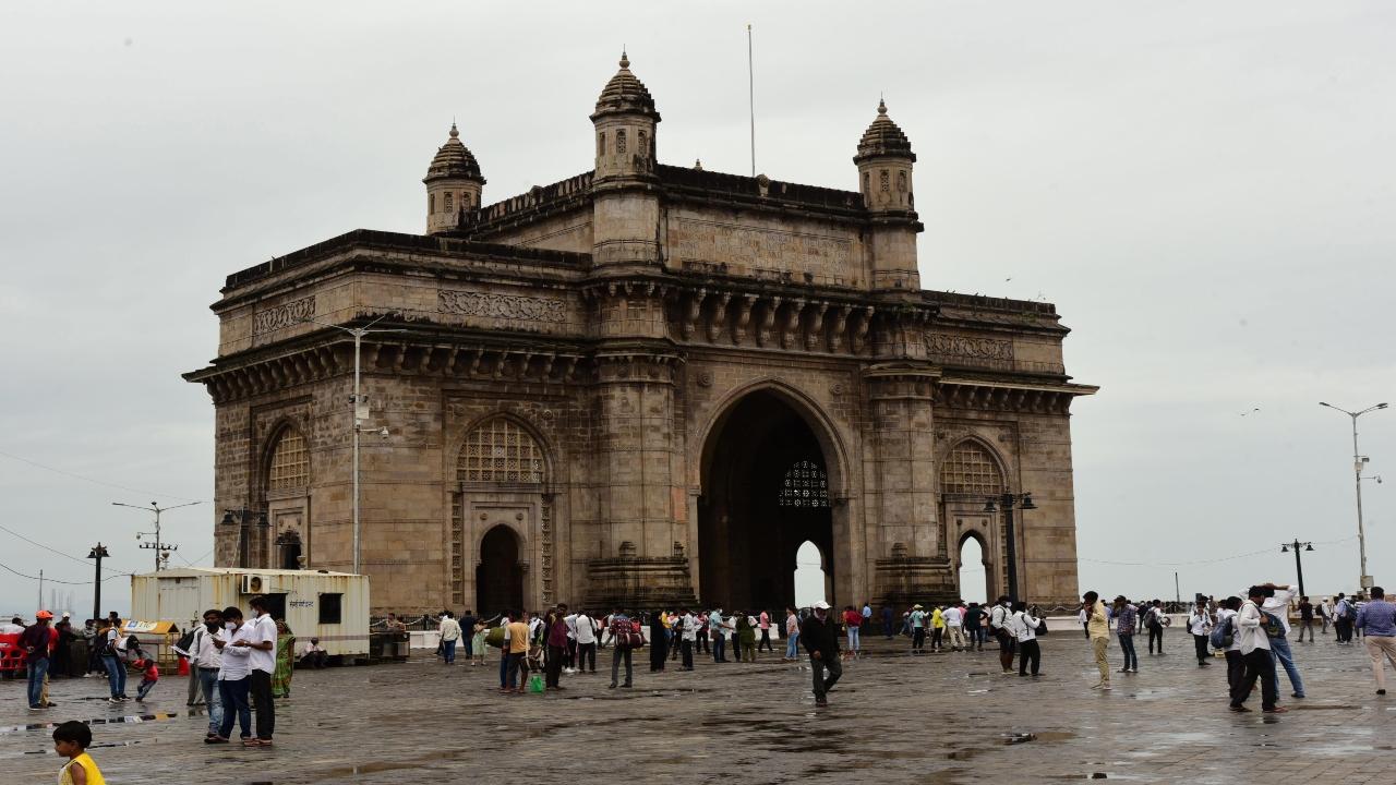 Gateway of India
To welcome King Geroge V and Queen Mary, the majestic structure of the Gateway of India was conceptualised in 1911. They were, however, presented only with a cardboard dummy of the structure as the actual construction of the monument was started in 1915. While it was once an entry point for all prominent Britishers to visit Mumbai, the last British ships sailed from the Gateway of India in 1947 to leave the country.