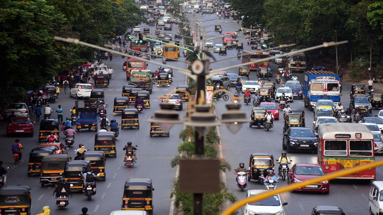 2022: A far more familiar, haphazardly moving traffic scene at the same spot on April 12. Pic/Rane Ashish